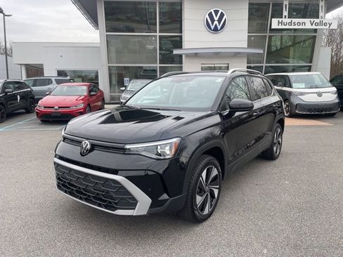 Certified 2025 Volkswagen Taos SE w/ Panoramic Sunroof Package image 1