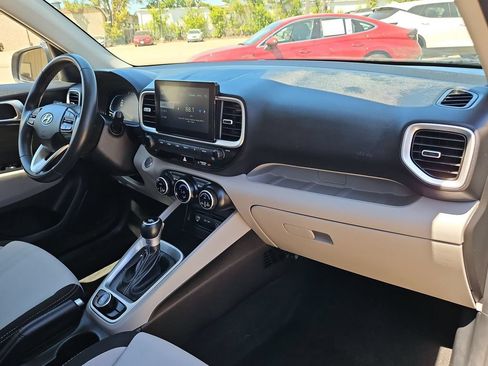 Used 2025 Hyundai Venue SEL FWD image 32