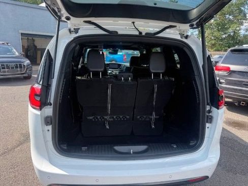 Used 2025 Chrysler Pacifica Limited FWD image 15