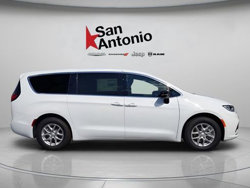 New 2026 Chrysler Pacifica Select image 9