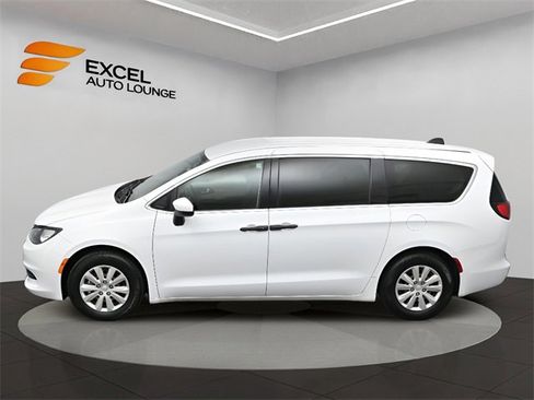 Used 2021 Chrysler Voyager L image 43