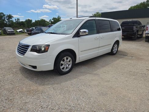 Used 2010 Chrysler Town & Country Touring FWD image 4