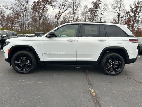 New 2025 Jeep Grand Cherokee Altitude image 4