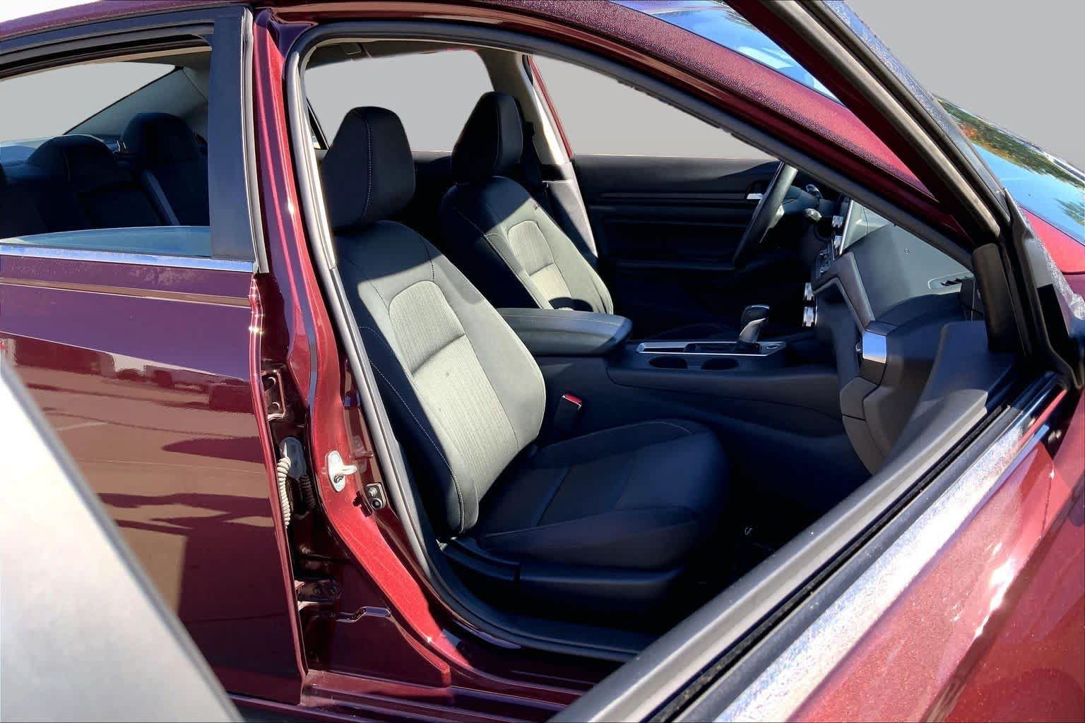 Used 2025 Nissan Altima 2.5 SV FWD image 9