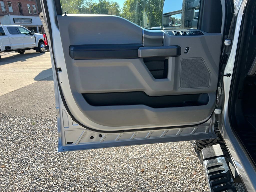 Used 2019 Ford F250 XLT w/ XLT Premium Package AWD/4WD image 11