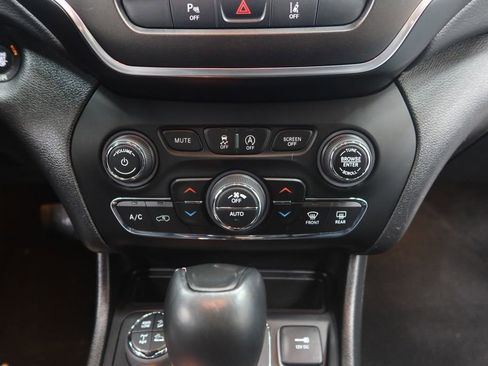 Used 2021 Jeep Cherokee Trailhawk w/ Premium Leather Package AWD/4WD image 17