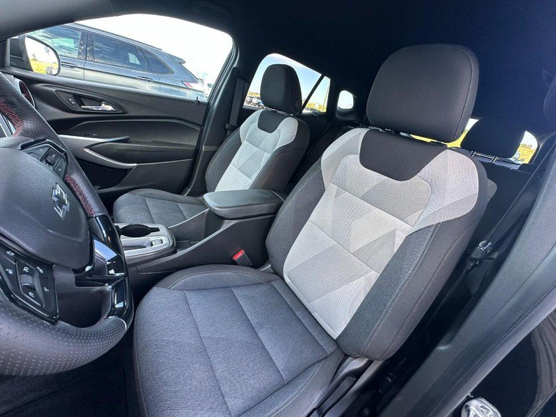 Used 2024 Chevrolet Trax RS FWD image 8