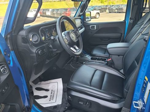 Used 2024 Jeep Wrangler Unlimited Sahara w/ Technology Group AWD/4WD image 11