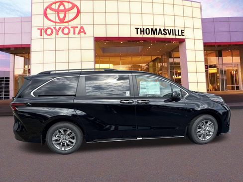New 2026 Toyota Sienna XLE image 4