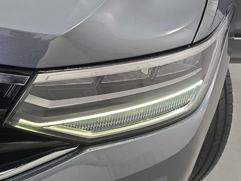 Certified 2023 Volkswagen Tiguan SE R-Line image 32