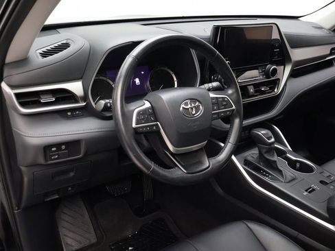 Used 2024 Toyota Highlander XLE FWD image 15