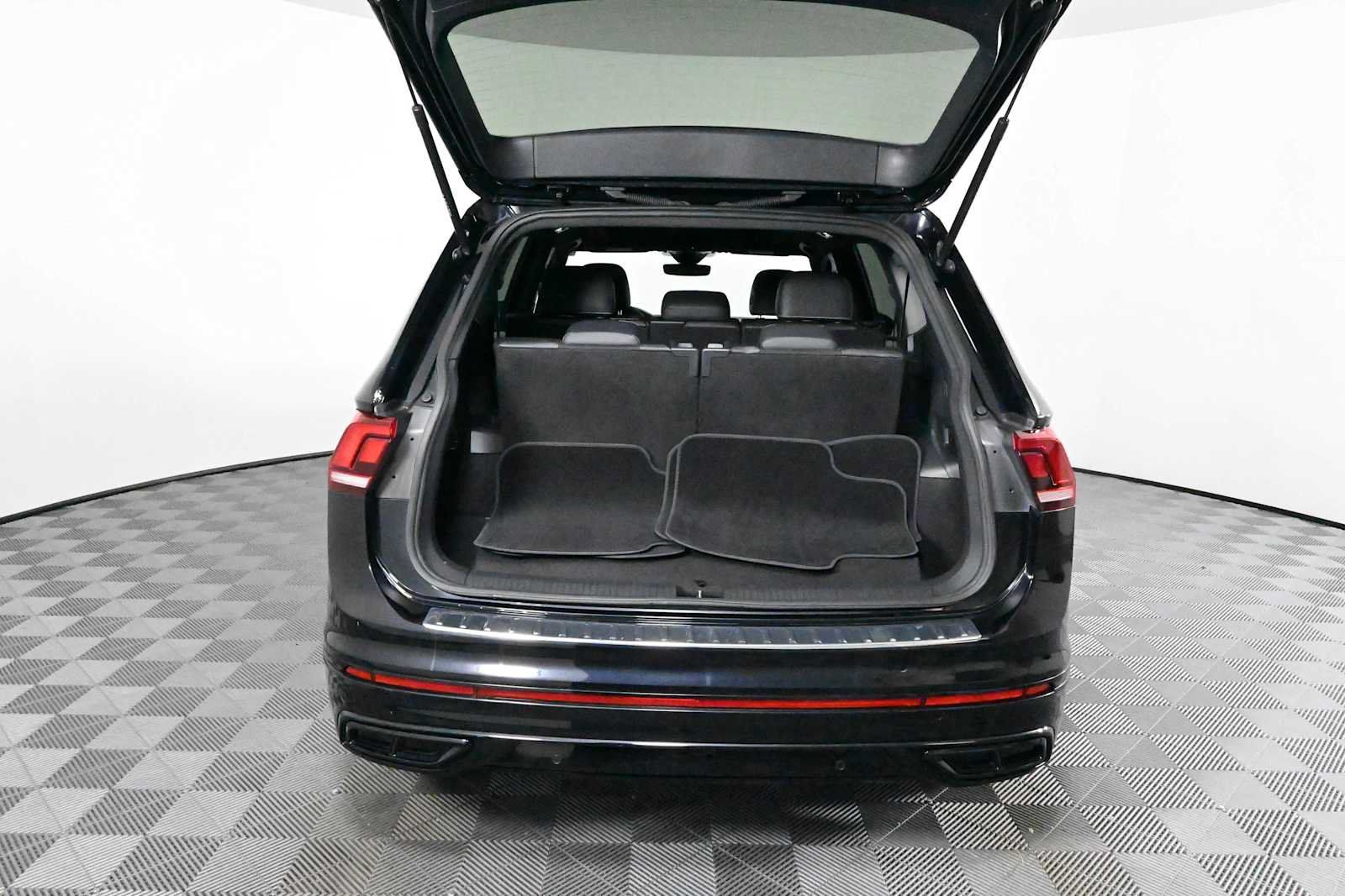 Certified 2023 Volkswagen Tiguan SE R-Line FWD image 8