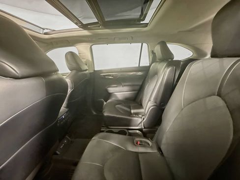 Used 2022 Toyota Highlander Platinum AWD/4WD image 25
