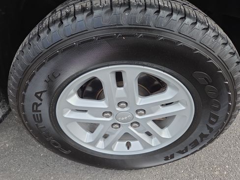 Certified 2023 Jeep Grand Cherokee Laredo AWD/4WD image 12