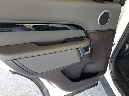 Used 2018 Land Rover Discovery SE AWD/4WD image 14