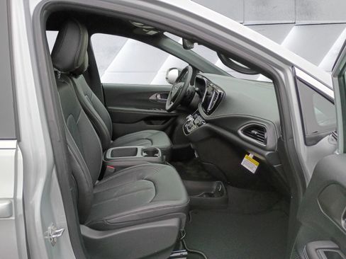 New 2026 Chrysler Pacifica Select image 16