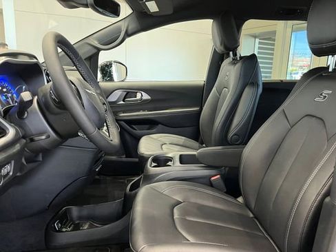 New 2026 Chrysler Pacifica Select image 14