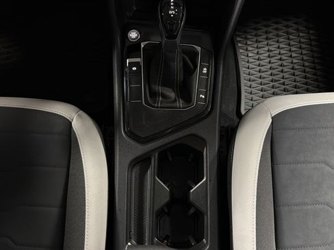 Certified 2025 Volkswagen Taos SE image 36