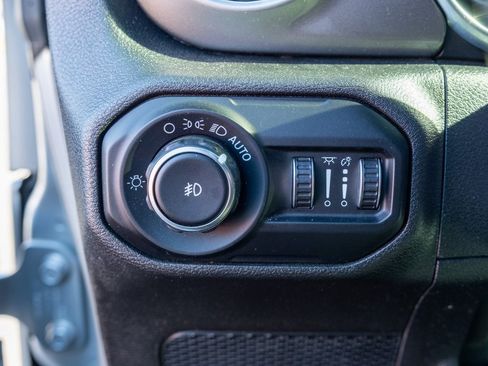 Used 2018 Jeep Wrangler Unlimited Sahara image 28