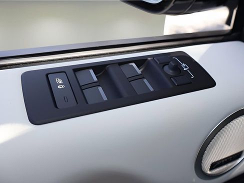 New 2025 Land Rover Discovery S image 11