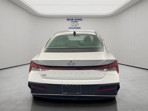 Certified 2024 Hyundai Elantra SE FWD image 3