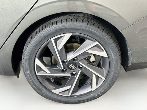 Used 2025 Hyundai Elantra Limited FWD image 11