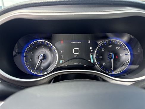 Used 2024 Chrysler Pacifica Touring-L FWD image 11