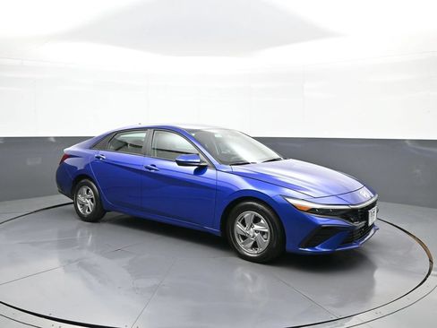 Certified 2025 Hyundai Elantra SE w/ Cargo Package FWD image 4