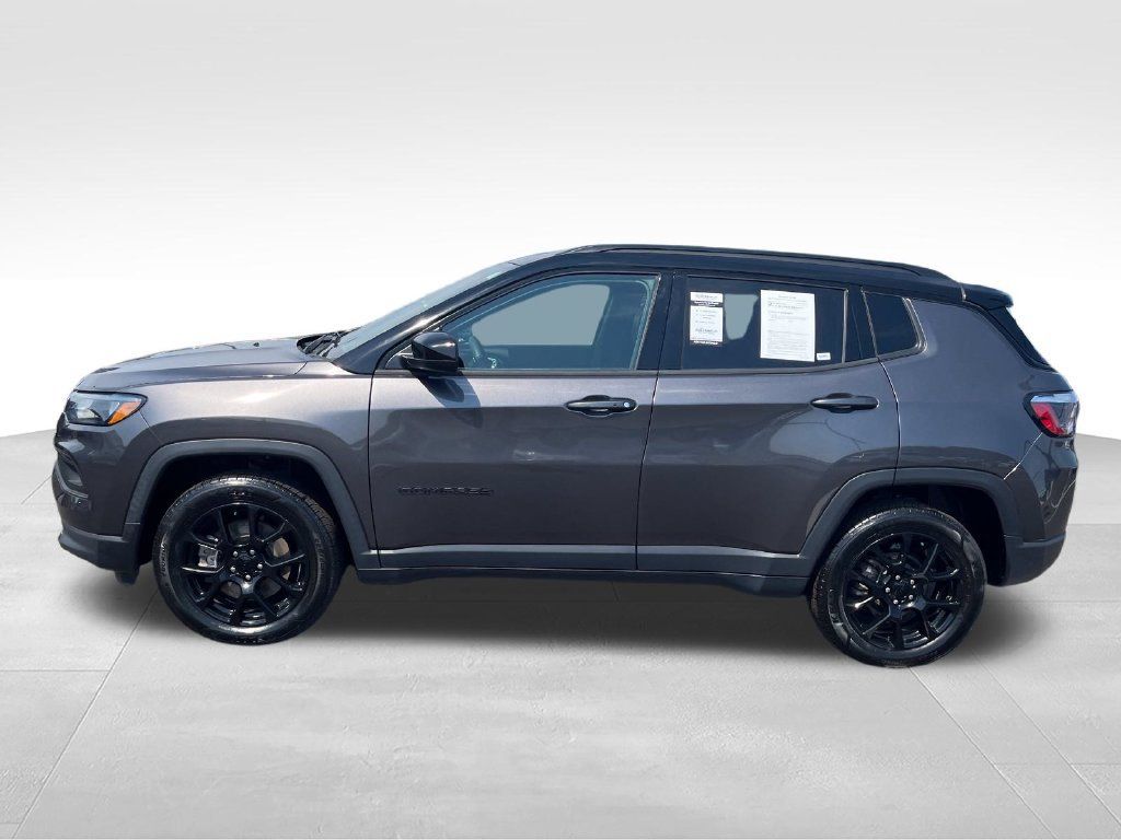 Used 2023 Jeep Compass Latitude AWD/4WD image 2