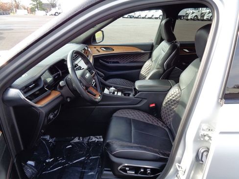 Certified 2022 Jeep Grand Cherokee Summit image 8