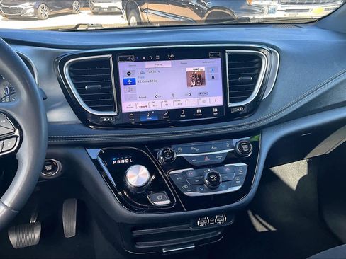 Used 2023 Chrysler Pacifica Touring image 7