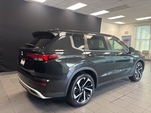 Used 2023 Mitsubishi Outlander SE image 3