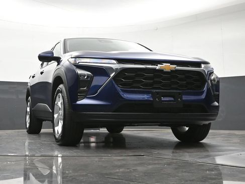 Used 2024 Chevrolet Trax LS w/ LS Convenience Package FWD image 30