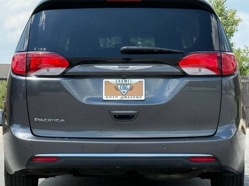 Used 2017 Chrysler Pacifica Touring-L w/ 13 Speaker Alpine Sound Group FWD image 4