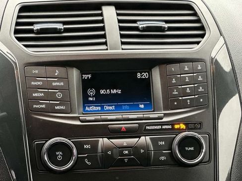 Used 2018 Ford Explorer XLT FWD image 3