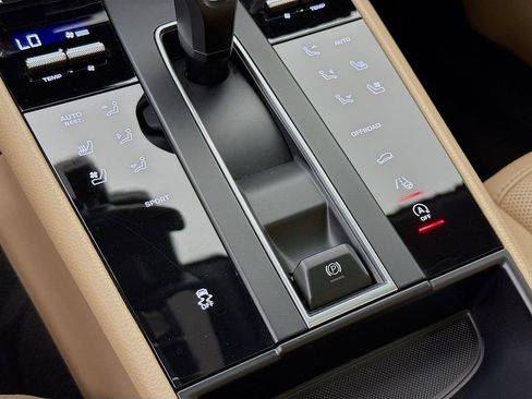 Used 2025 Porsche Macan AWD/4WD image 22
