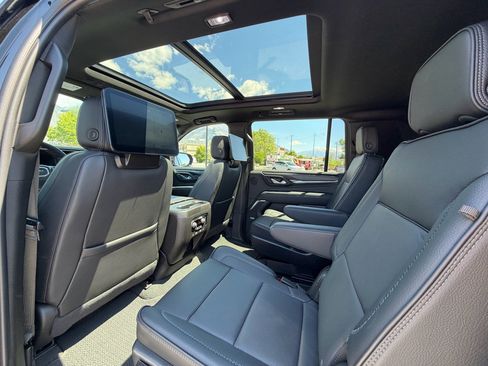 Used 2024 GMC Yukon XL Denali w/ Denali Reserve Package AWD/4WD image 11