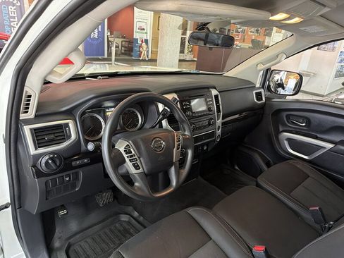 Used 2017 Nissan Titan SV image 11