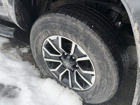 Used 2022 Toyota Tacoma TRD Sport image 10