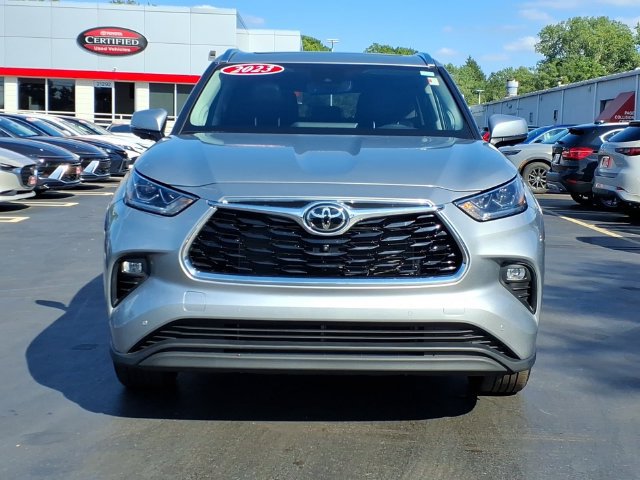 Used 2023 Toyota Highlander Limited AWD/4WD image 2
