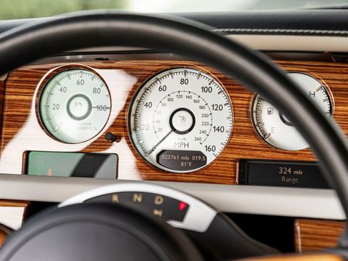 Used 2015 Rolls-Royce Phantom Drophead Coupe image 12