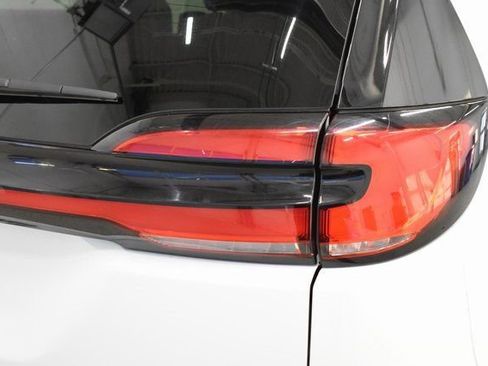 Used 2025 Chrysler Pacifica Select image 12