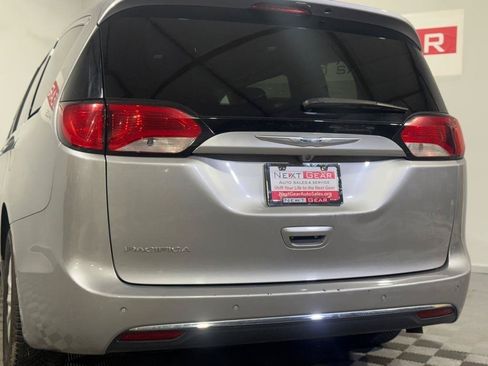Used 2018 Chrysler Pacifica Touring-L w/ Premium Audio Group FWD image 10