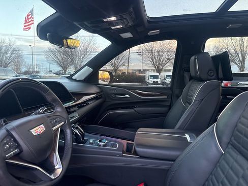 Used 2024 Cadillac Escalade ESV Sport Platinum w/ LPO, ONYX Package image 17