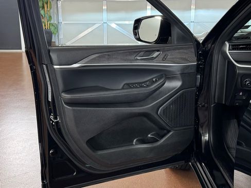 Used 2024 Jeep Grand Cherokee Limited image 15