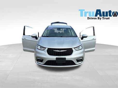 Used 2023 Chrysler Pacifica Touring-L FWD image 10