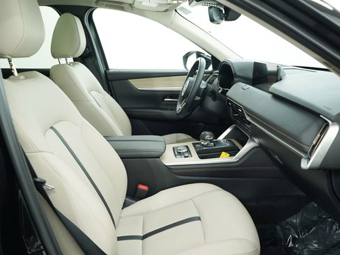 Certified 2025 MAZDA CX-70 Plug-In Hybrid w/ Premium Pkg image 11