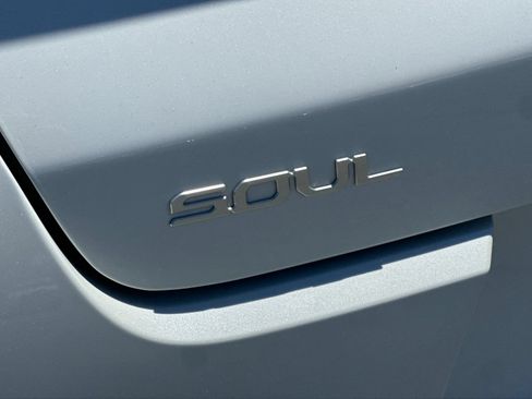 Used 2025 Kia Soul LX w/ LX Technology Package FWD image 25