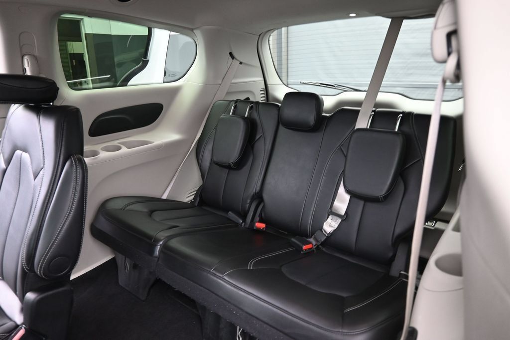 Used 2024 Chrysler Pacifica Touring-L FWD image 16