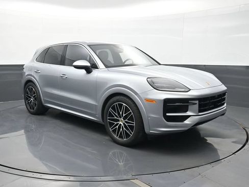 Certified 2024 Porsche Cayenne AWD/4WD image 24